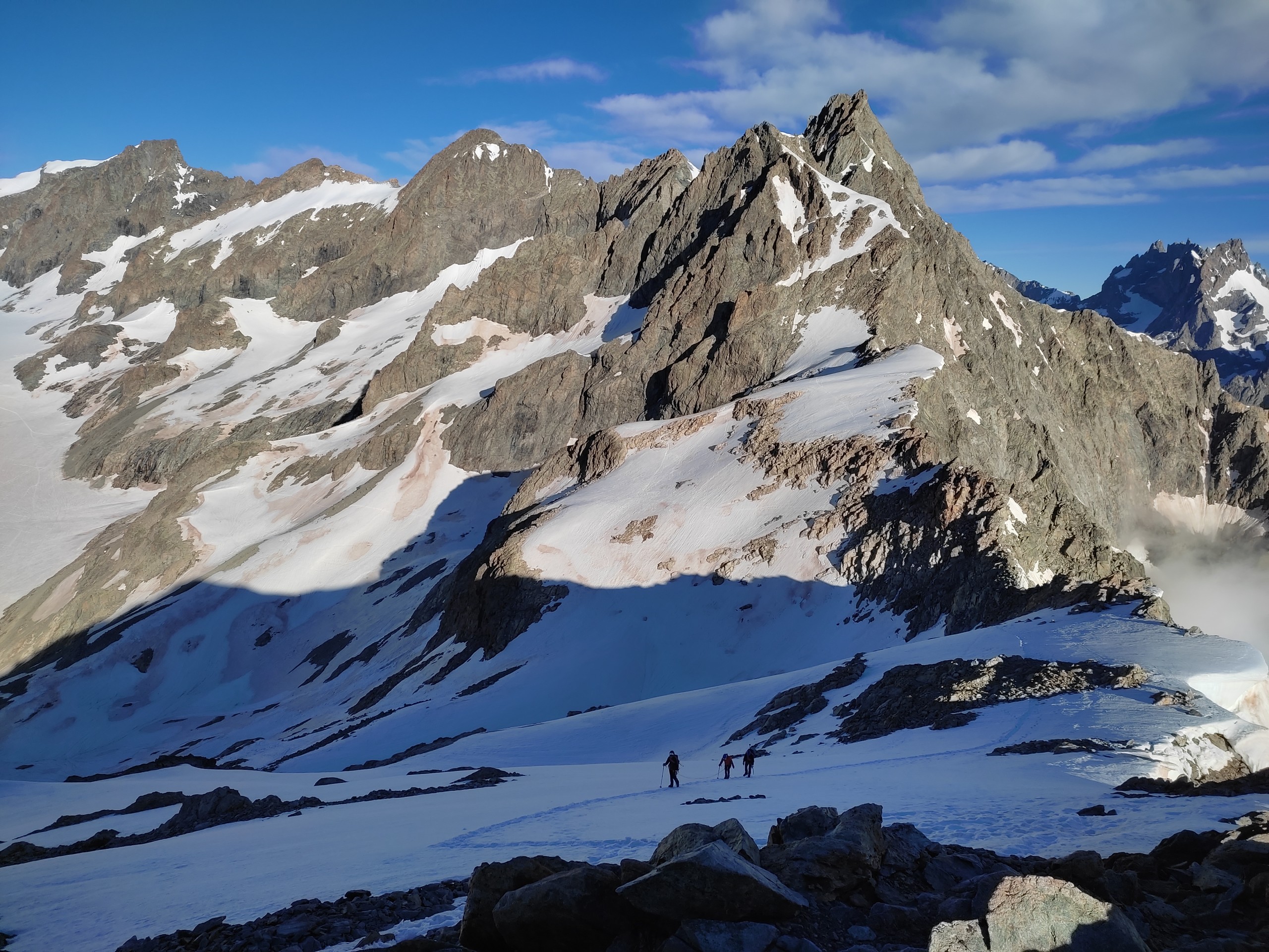 La montée du pic du glacier d'arsines pendant le stage initiation alpinisme
