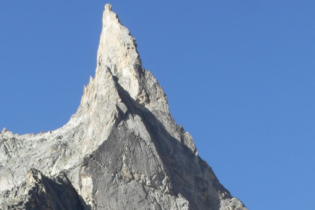 Aiguille de la dibona et le refuge du soreiller dans le massif de l'oisans