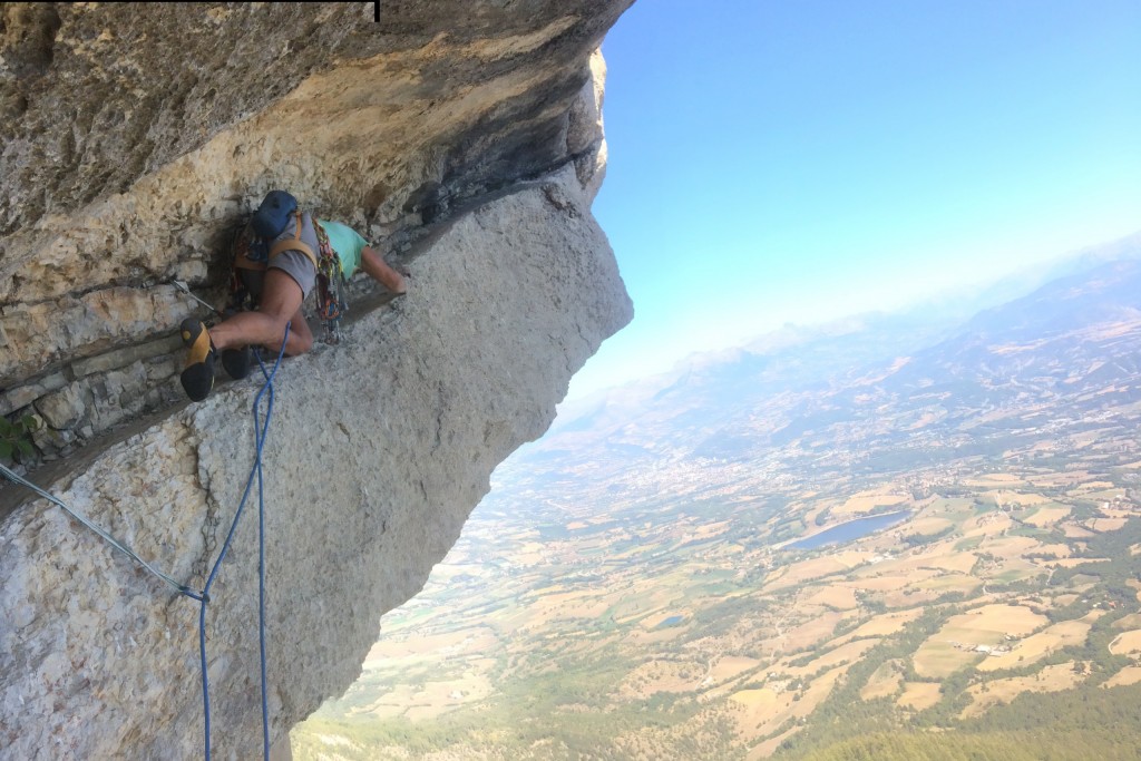 Senni traverse en rampant la fameuse traversée de Natilik au dessus de Gap.