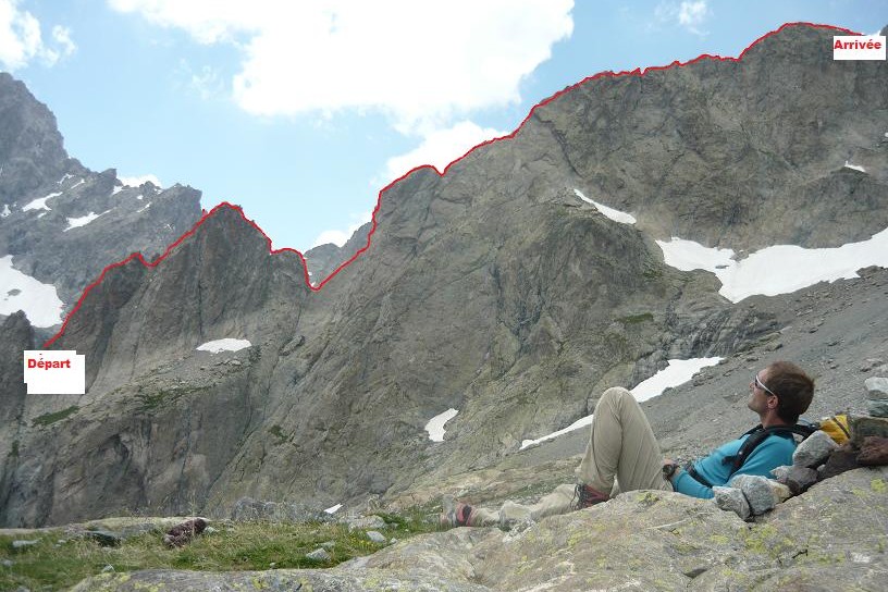 Le guide de haute montagne contemple l arête des dents de coste counier après sa traversée avec elodie.
