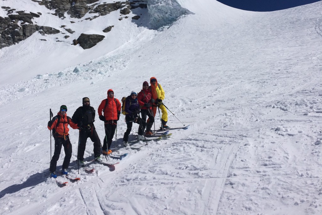 Le groupe sous les séracs du grand Paradis pendant le tour en raid à ski