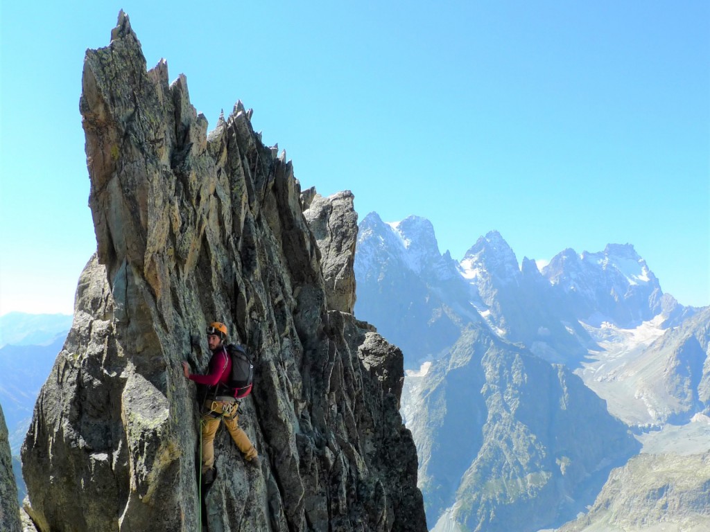 le fil tranchant des Arêtes des Cinéaste au-dessus du cirque du Glacier Blanc