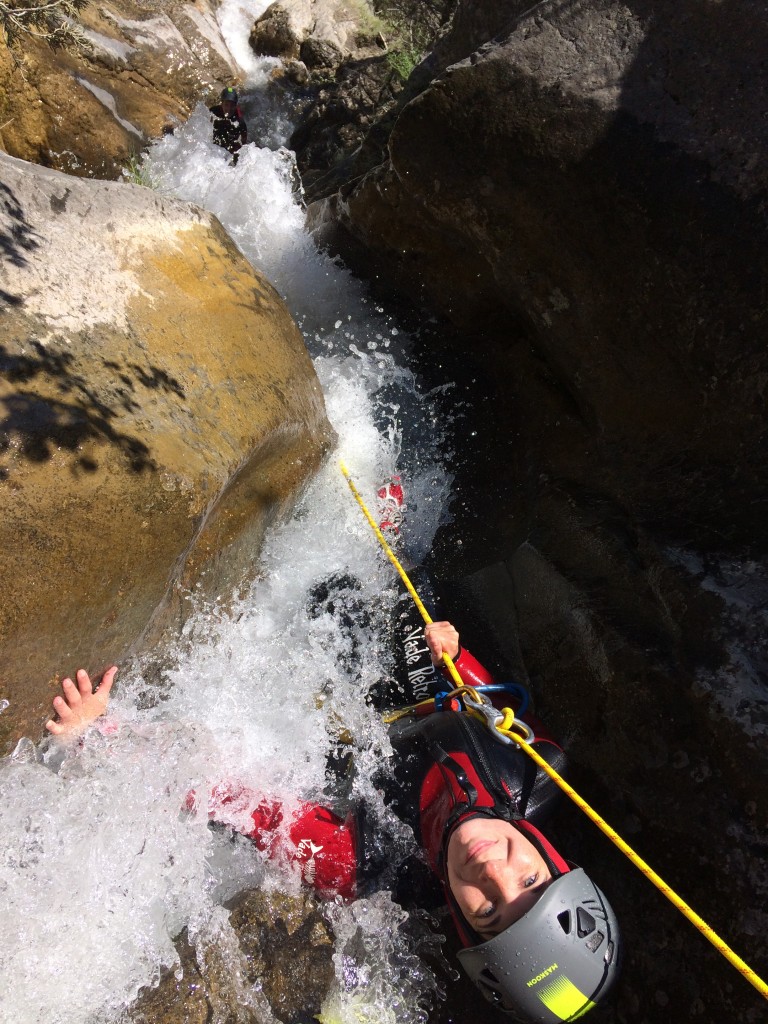 Rappel arrosé dans le canyon du Béal Noir