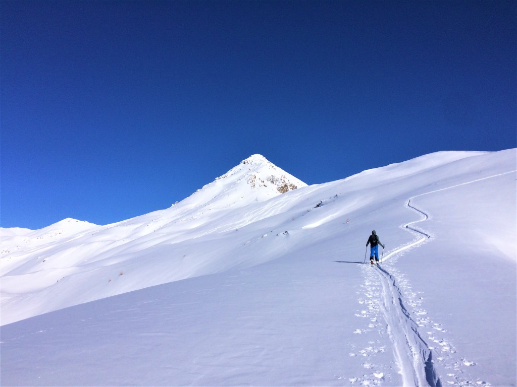 Crete de la crèche en ski de randonnée avec un guide de haute montagne dans le Queyras