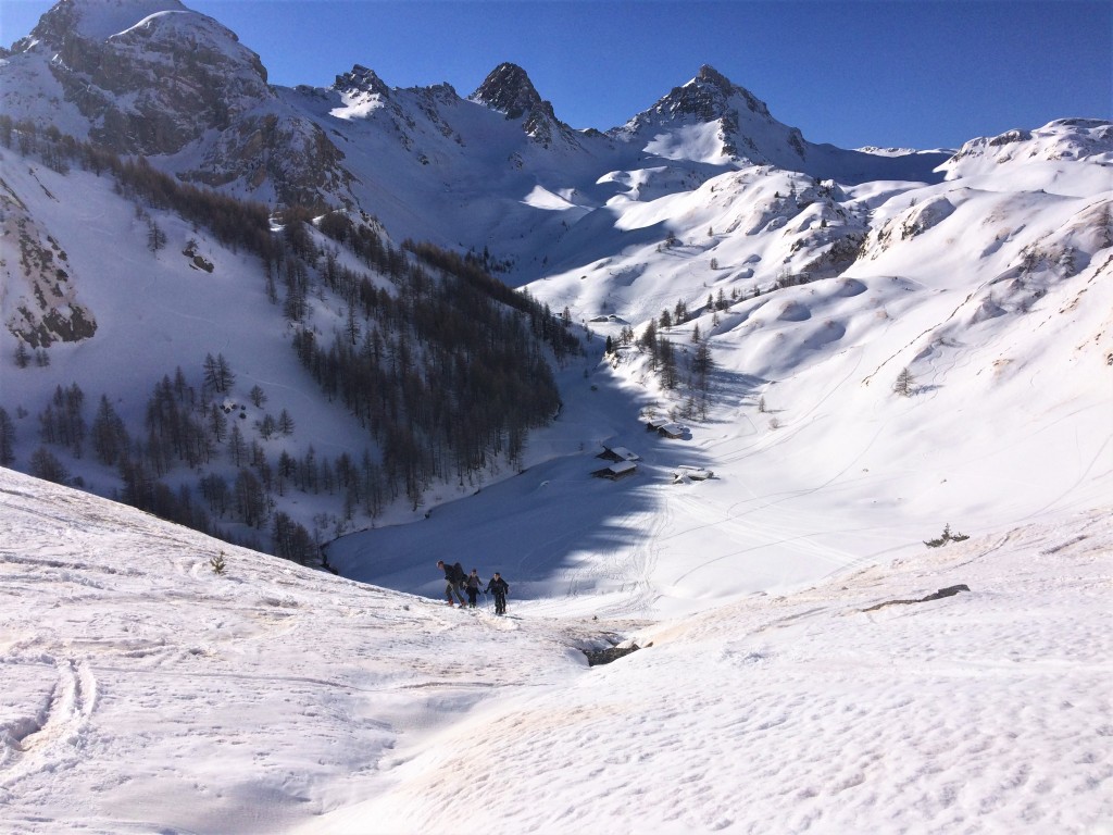 Ascension en ski de randonnée du col des Ayes au dessus des chalets de Clapeyto