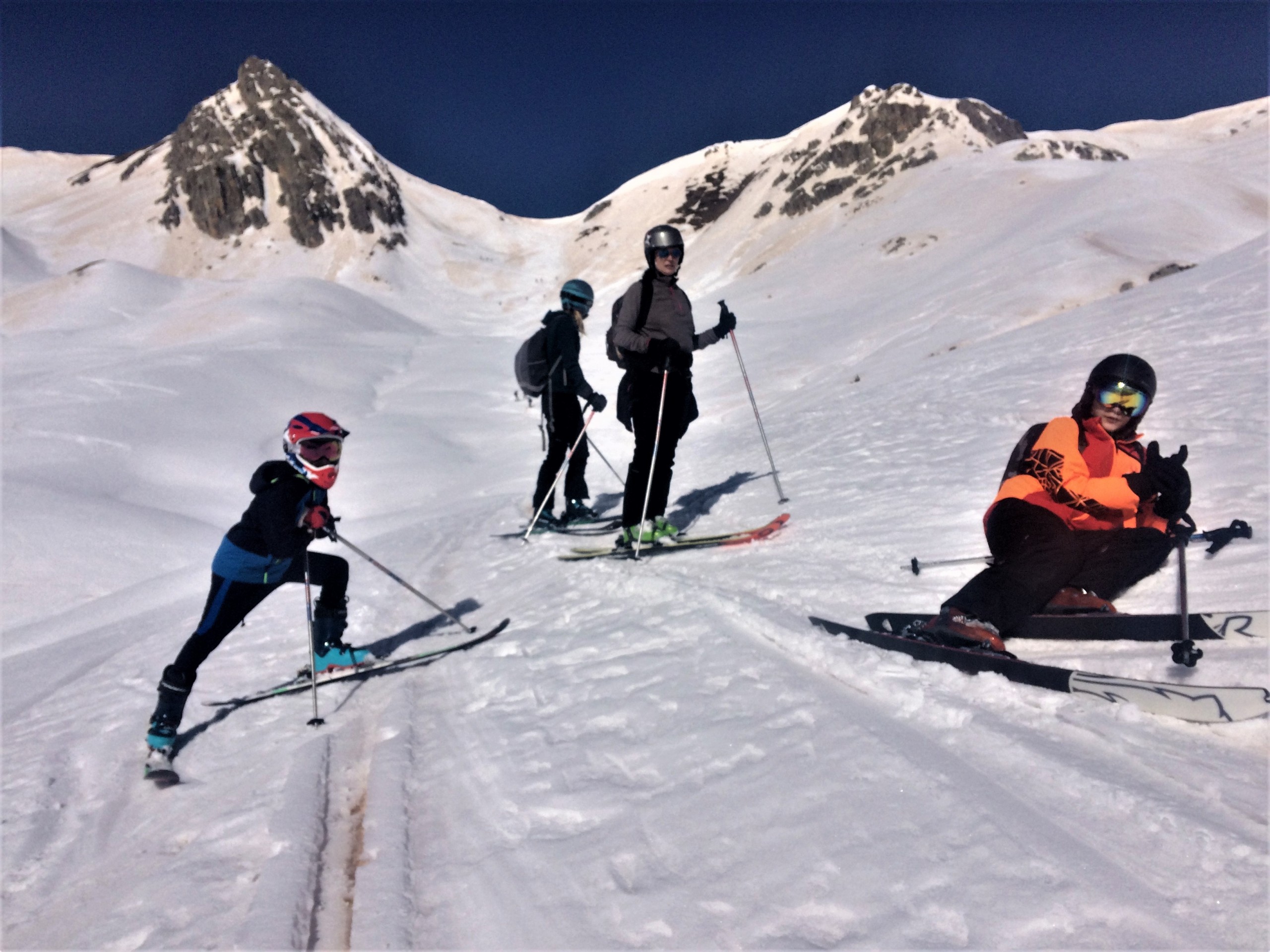 Descente en famille en ski de randonnée du col des Ayes