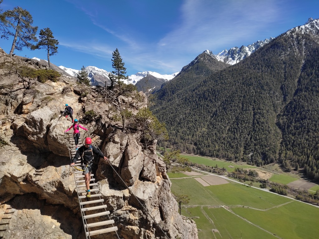 La passerelle de la via ferrata de Ceillac dans le massif du Queyras