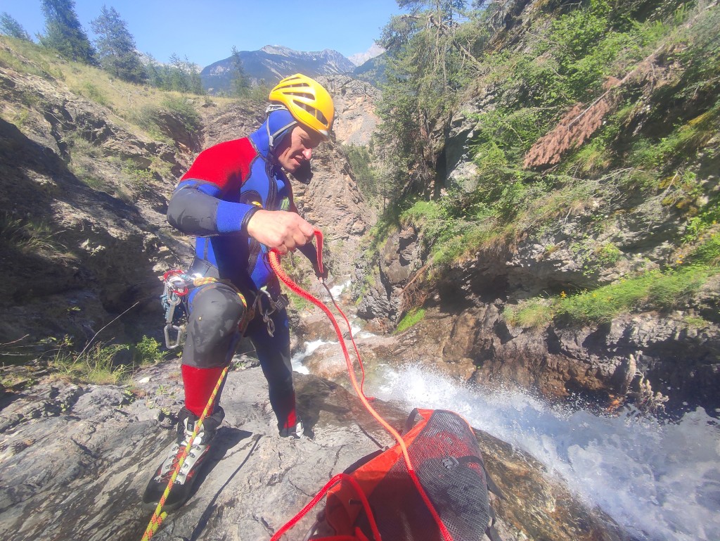 Les rappels du canyon de tramouillon dansd les Hautes Alpes