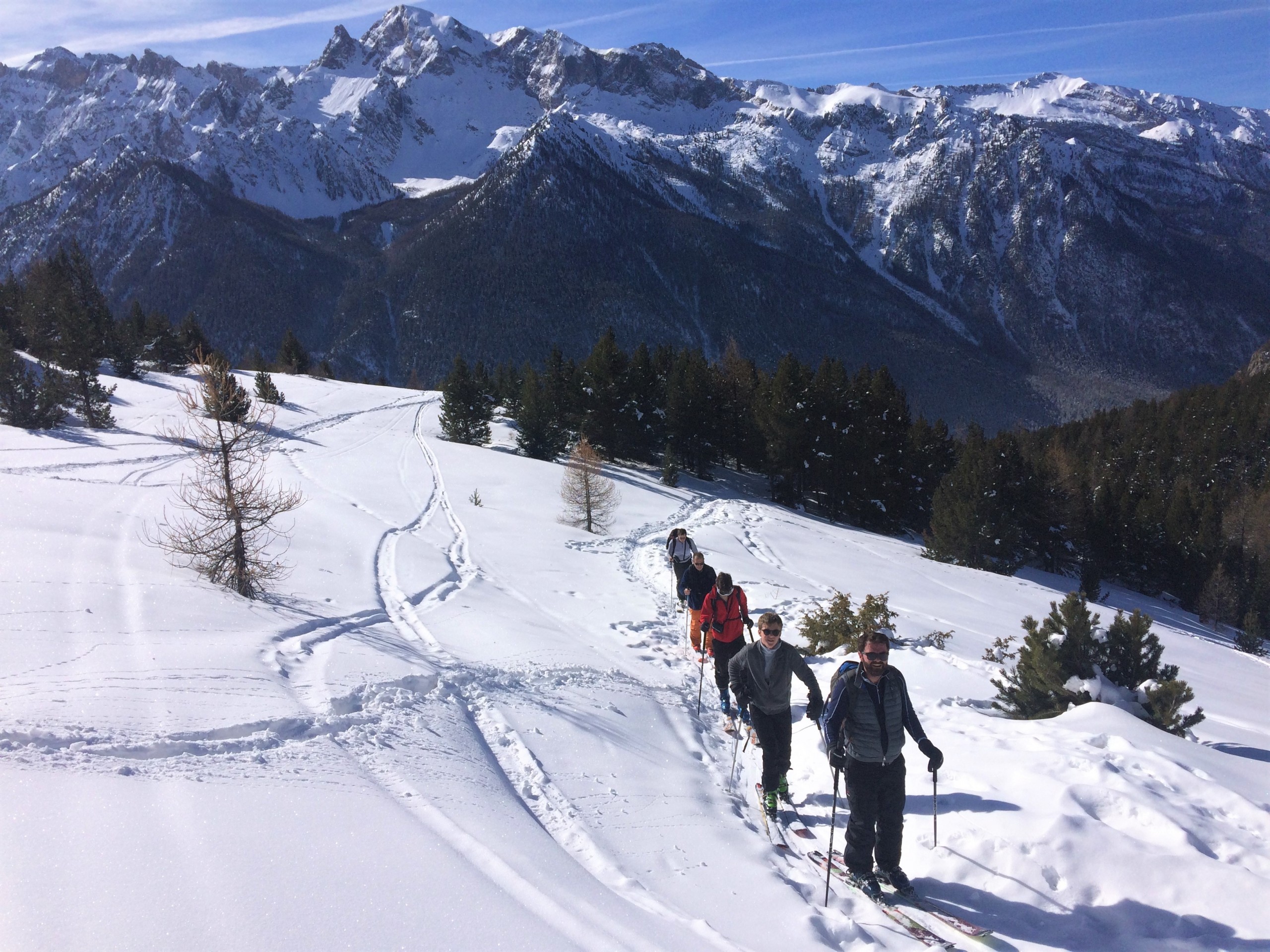 Montée au col de Bramousse au dessus de Ceillac en ski de randonnée dans le Queyras